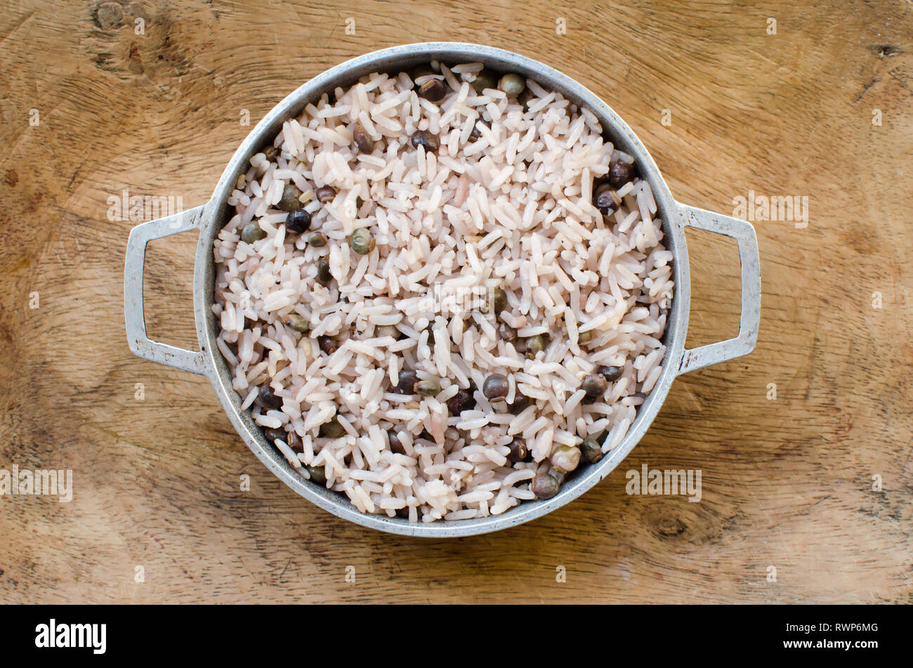 Pigeon Erbsen Reis bekannt als "Arroz con Guandu" in Panama. Es ist eine der bevorzugten Rezepte für Weihnachten und Silvester. Stockfoto