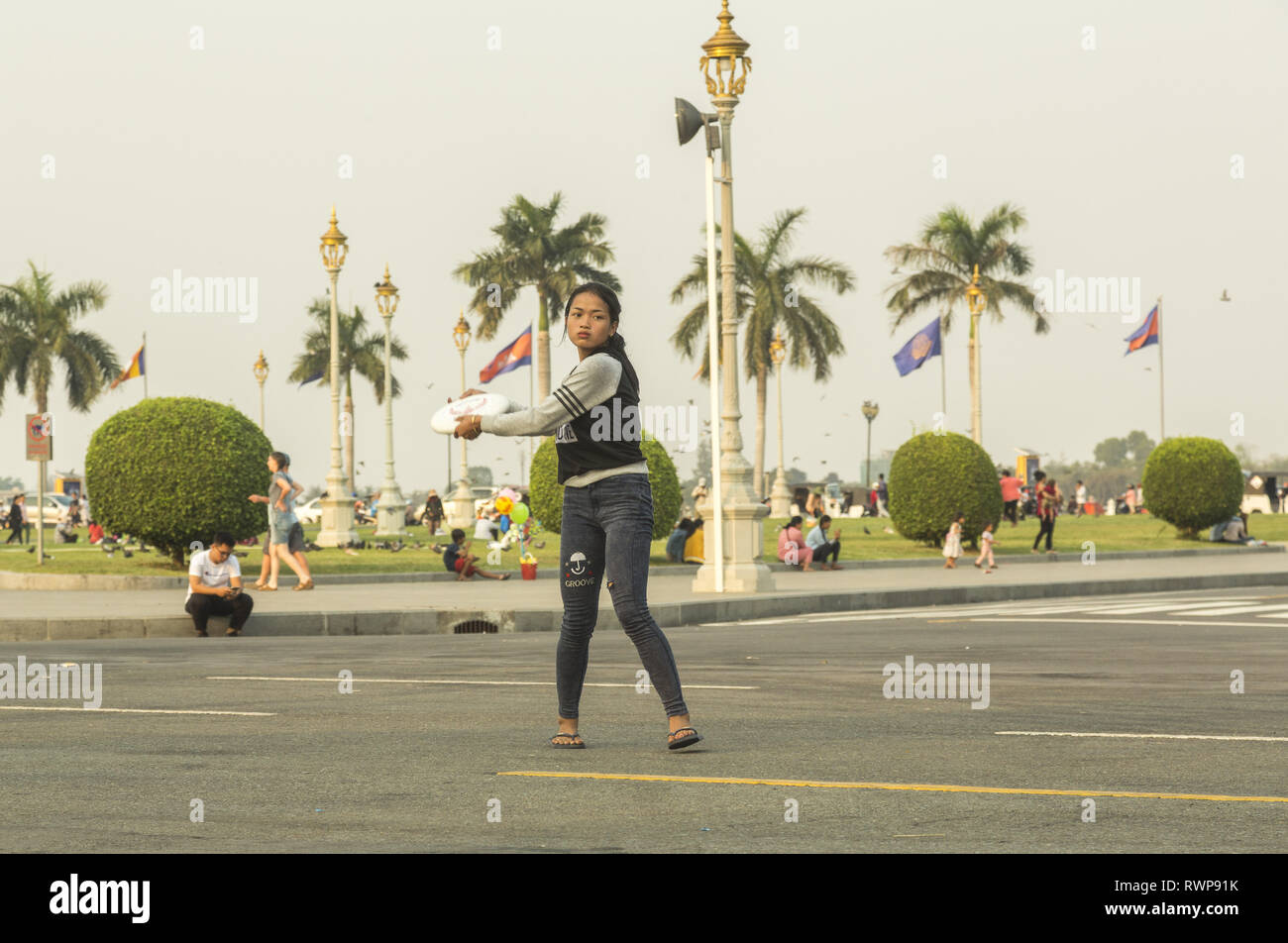 Junge Kambodschaner spielen mit Frisbee in Phnom Penh. Stockfoto