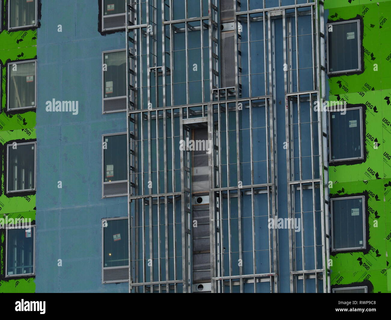 Modernes Apartmentgebäude Techniken mit Metal Framing und Windows Stockfoto