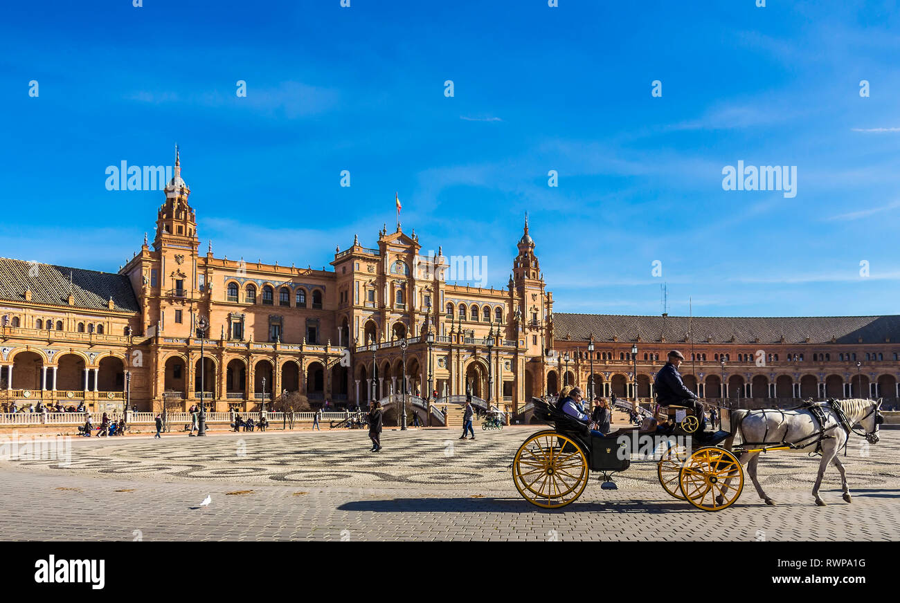 Sevilla, Spanien-Dez 2018: Main Plaza mit Blick auf die zentralen Gebäude in Spanien Square, Maria Luisa Park Stockfoto