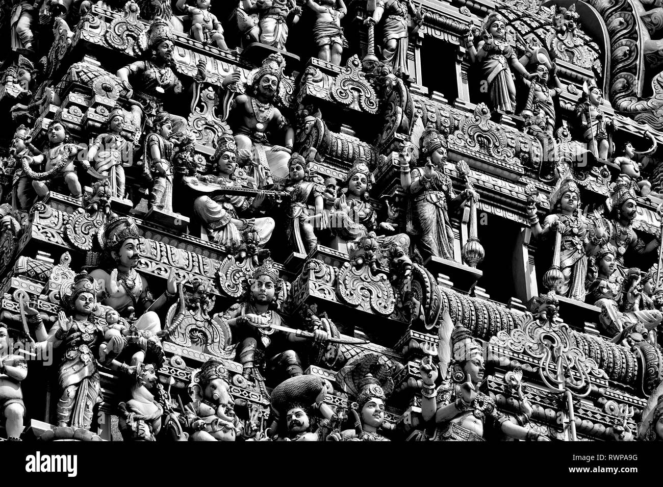 Perspektivische Ansicht des antiken Tempel Turm mit steinernen Statuen, die indisch-hinduistischen Götter und Gottheiten auf der Außenseite eines alten Tempels in Little India, Stockfoto