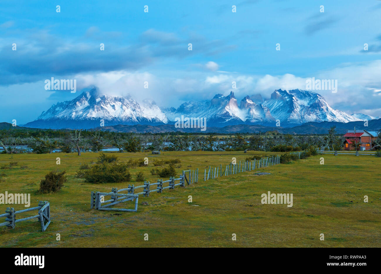 Alle die schneebedeckten Gipfel der Torres del Paine Nationalpark vor Sonnenaufgang, Patagonien, Chile. Stockfoto