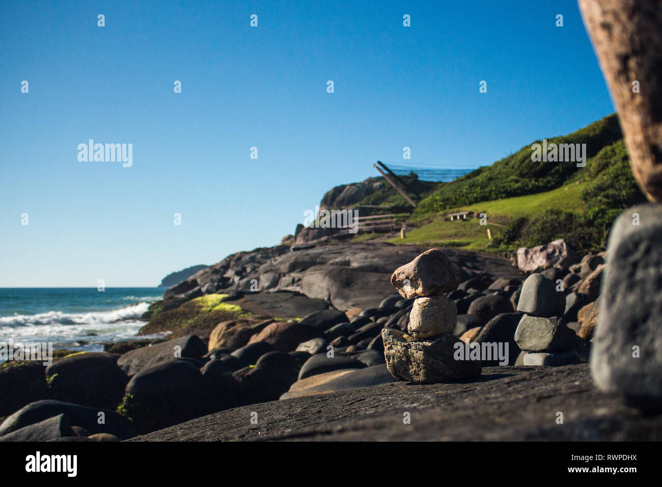 Gestapelte Steine am Strand. Praia Do Santinho, Florianpolis, Brasilien. Genießen Sie den Tag am Strand in einem heissen Tag Erfassen von Details. Stockfoto