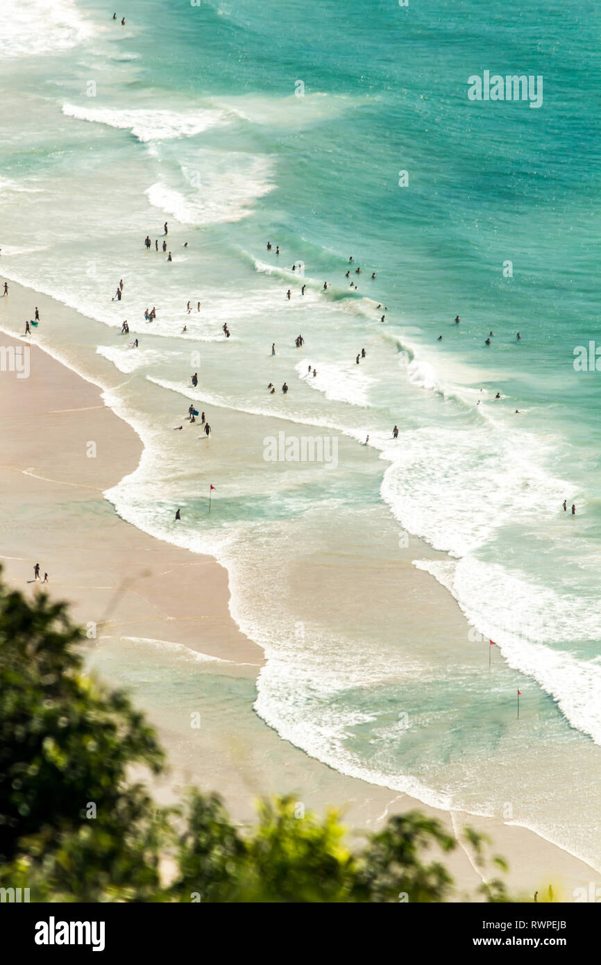 Blick von oben auf die Praia Do Santinho von Morro das Aranhas, Florianpolis, Santa Catarina, Brasilien. Stockfoto