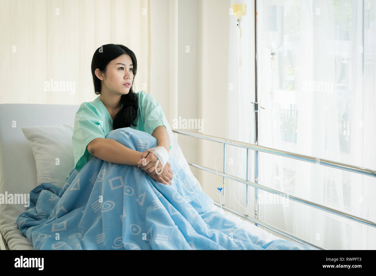 Asiatische stress Patienten Frau suchen draußen vor dem Fenster, Patienten froh ist von der Krankheit erholt. Stockfoto