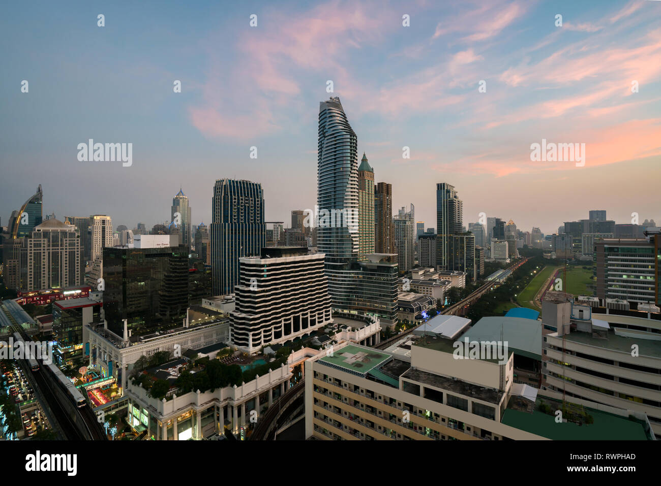 Modernes Gebäude im Geschäftsviertel von Bangkok in Bangkok City mit Skyline vor Sonnenuntergang, Thailand. Stockfoto