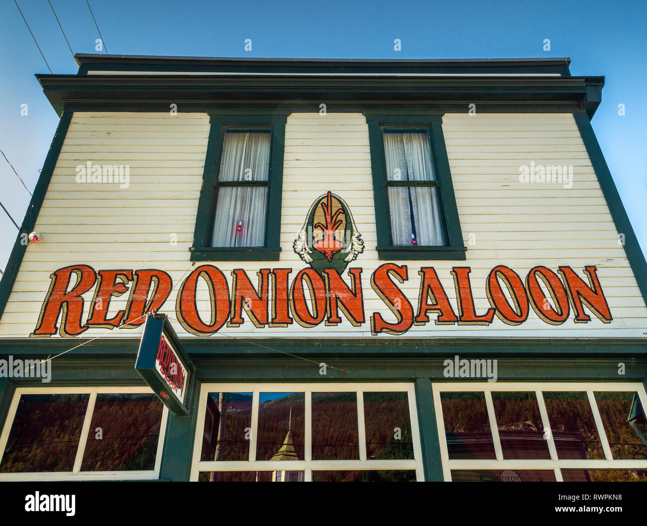 September 15, 2018 - Skagway, AK: Vorne die Rote Zwiebel Limousine, im Jahr 1897 erbaute historische Bordell arbeitet heute als Restaurant, Bar und Museum. Stockfoto