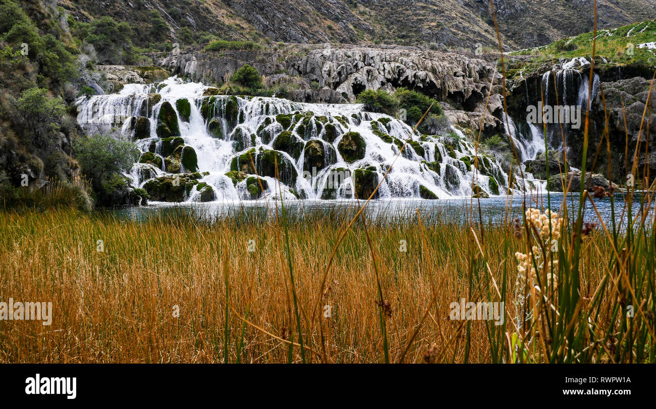 Atemberaubende Wasserfälle noch Yauyos-Cochas Chuchupasca Landschaft finden, Yauyos, Peru, Südamerika Stockfoto