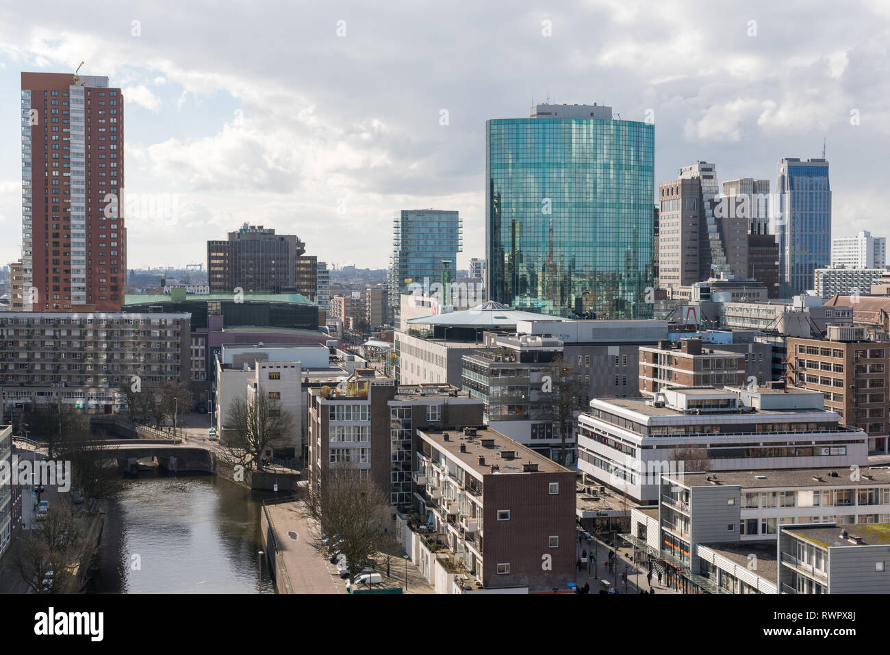 Rotterdam, Niederlande - 27 März, 2016: Rotterdam Downtown Skyline Luftbild um U-Bahnhof Blaak Stockfoto