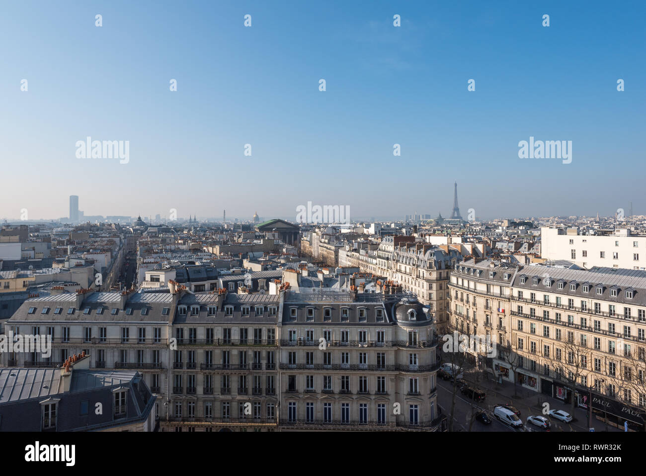 Paris, Frankreich, 15. März 2016: Skyline skyline Luftbild an einem klaren Tag aus dem Printemps mall Terrasse Stockfoto