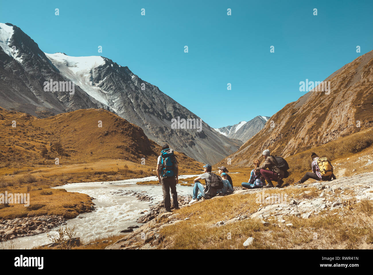 Große Gruppe der Wanderer in Rest gegen die Berge und den Fluss. Platz für Text Stockfoto