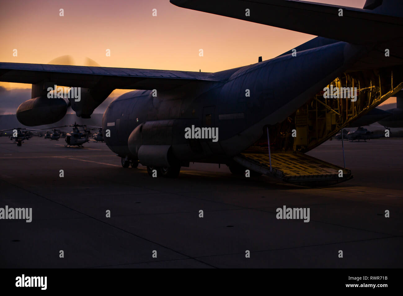 Eine KC-130J Super Hercules mit Marine Antenne Refueler Transport Squadron (VMGR) 152 läuft auf dem Flug Linie während der Übung Yuma Horizont 19 bei Marine Corps Air Station Camp Pendleton, Kalifornien, Jan. 10, 2019. VMGR-152 und 1. Marine Raider Bataillon durchgeführt, low-level-statische Zeile springt und militärischen Freifall Ausbildung Kenntnisse zu erhalten und berufliche Anforderungen erfüllen. (U.S. Marine Corps Foto von Lance Cpl. Seth Rosenberg) Stockfoto