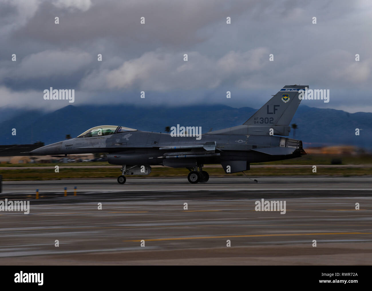 Eine F-16A Fighting Falcon bereitet den Betätigungszug der BAK-12 Auffangsystem während einer jährlichen Bohrer an Luke Air Force Base, Ariz., Feb 22, 2019 zu fangen. Die BAK-12 wird verwendet, um schnell ein Flugzeug verzögern, da es landet in einer Notfallsituation. (U.S. Air Force Foto von Airman 1st Class Zoie Fahrer) Stockfoto