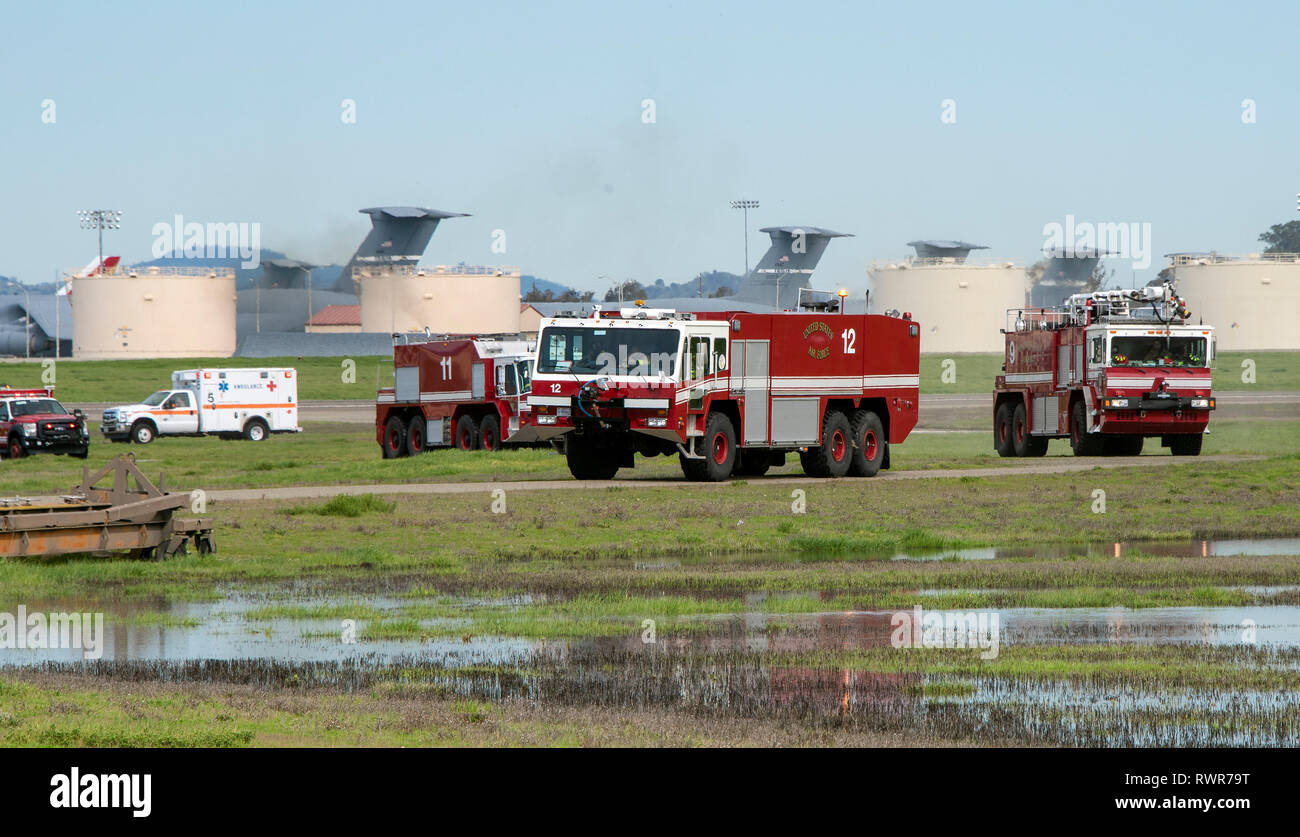 Emergency Response Fahrzeuge kommen bei einem simulierten Crash Site während eines schweren Unfalls Antwort übung, 28.02.2019, Travis Air Force Base, Kalifornien. Die Stute wurde verwendet, um zu bewerten, wie verschiedene Agenturen auf Notsituationen reagieren. (U.S. Air Force Foto von Heide Couch) Stockfoto