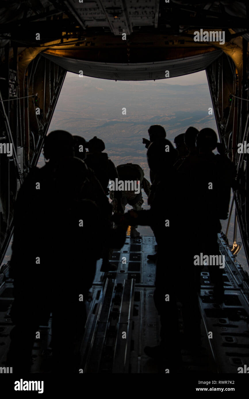 Us-Marines mit 1St Marine Raider Bataillon (MR) in Air drop Ausbildung während der Übung Yuma Horizont 19 in der Nähe der Marine Corps Air Station Camp Pendleton, Kalifornien, Jan. 10, 2019 teilnehmen. Marine Antenne Refueler Transport Squadron 152 und 1 MR-durchgeführt, low-level-statische Zeile springt und militärischen Freifall Ausbildung Kenntnisse zu erhalten und berufliche Anforderungen erfüllen. (U.S. Marine Corps Foto von Lance Cpl. Seth Rosenberg) Stockfoto