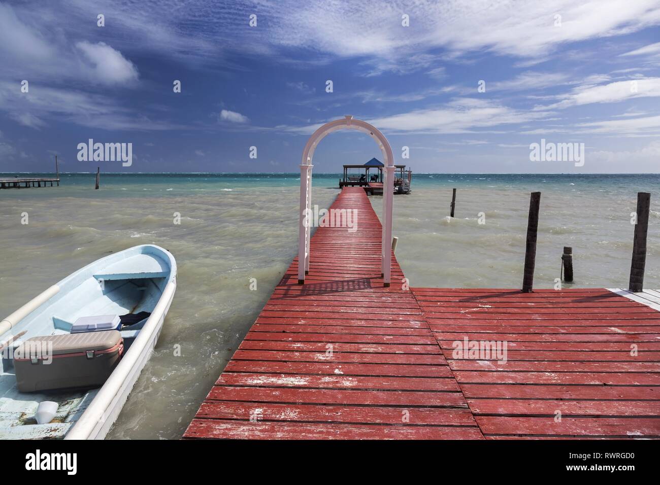 Wooden Boat Dock Pier tropisches Karibisches Meer Horizont über dem Wasser. Caye Caulker Island, berühmtes Reiseziel für Winterreisen im lateinamerikanischen Land Belize Stockfoto