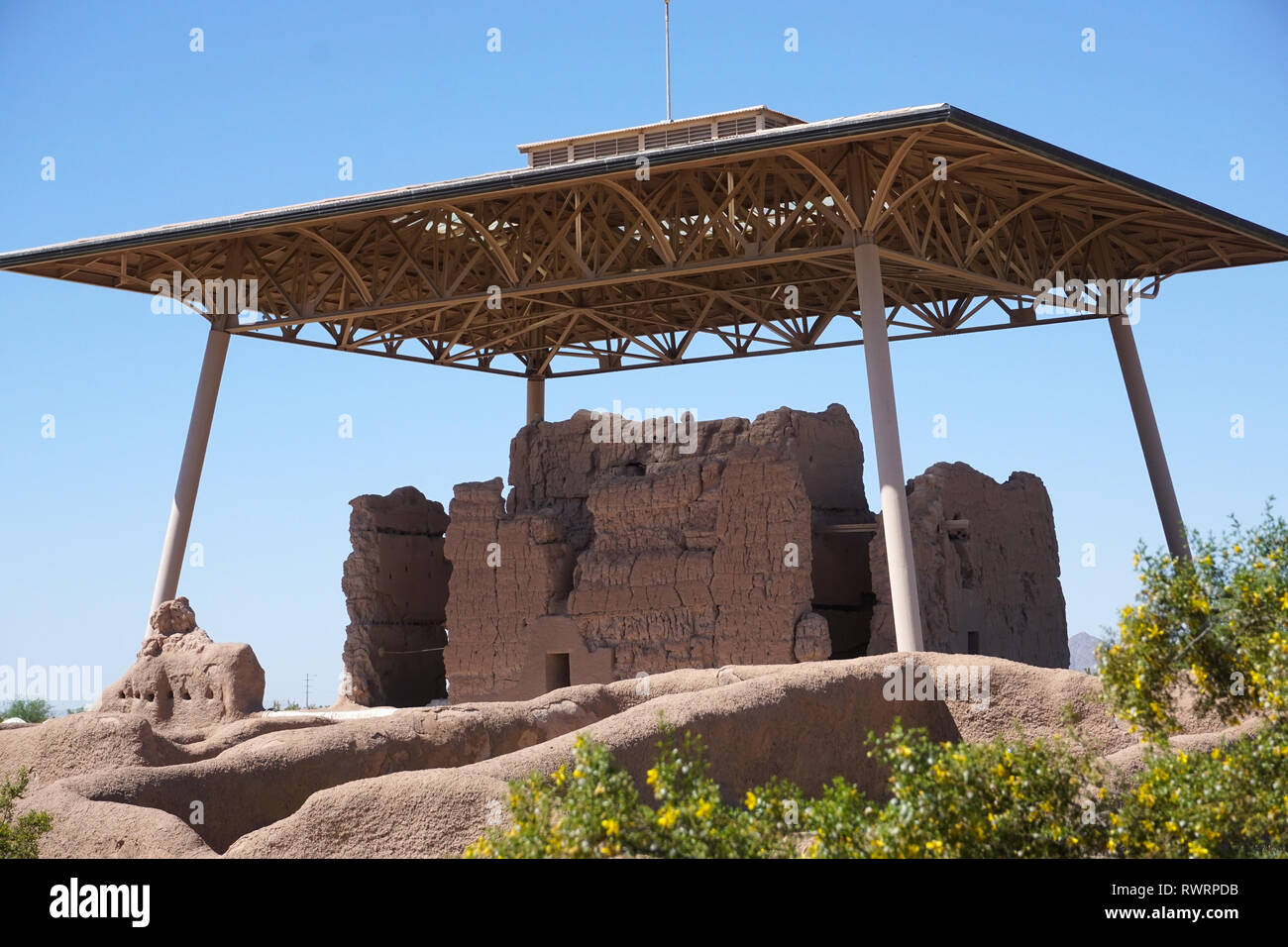 Eine alte Sonoran's Desert Menschen Landwirtschaft und 'Großen Haus' sind im Casa Grande Ruine erhalten Stockfoto
