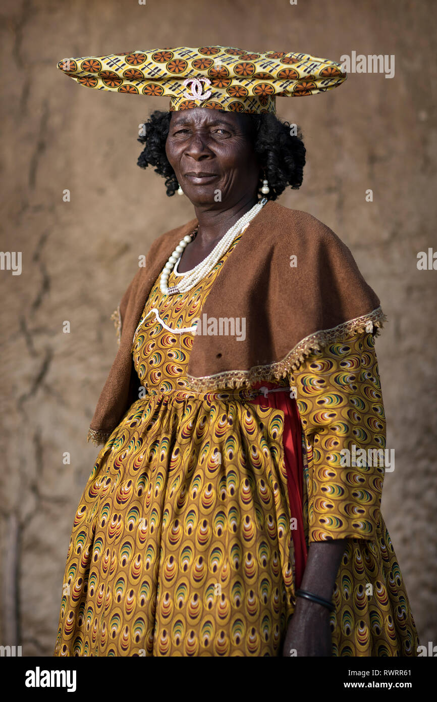 Porträt einer Herero Dame in der Kunene Region von Namibia. Stockfoto