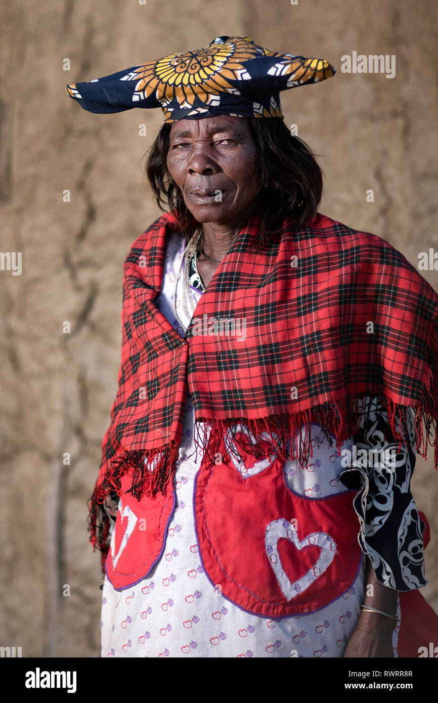 Porträt einer Herero Dame in der Kunene Region von Namibia. Stockfoto
