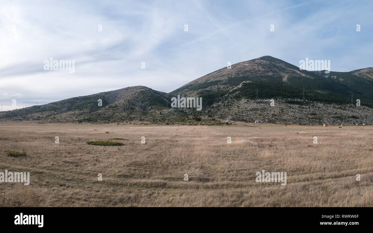 Panorama der leeren Feld auf dem Berg in Bosnien und Herzegowina Stockfoto