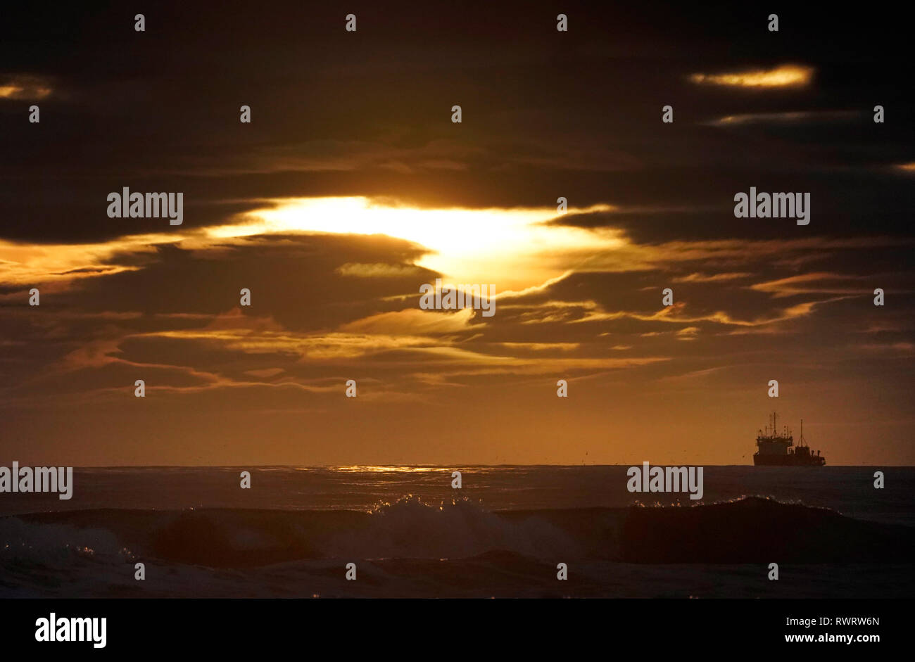 Ein Schiff befindet sich an der Küste in der Nähe von Tynemouth Beach an der nördlichen Ostküste. Stockfoto