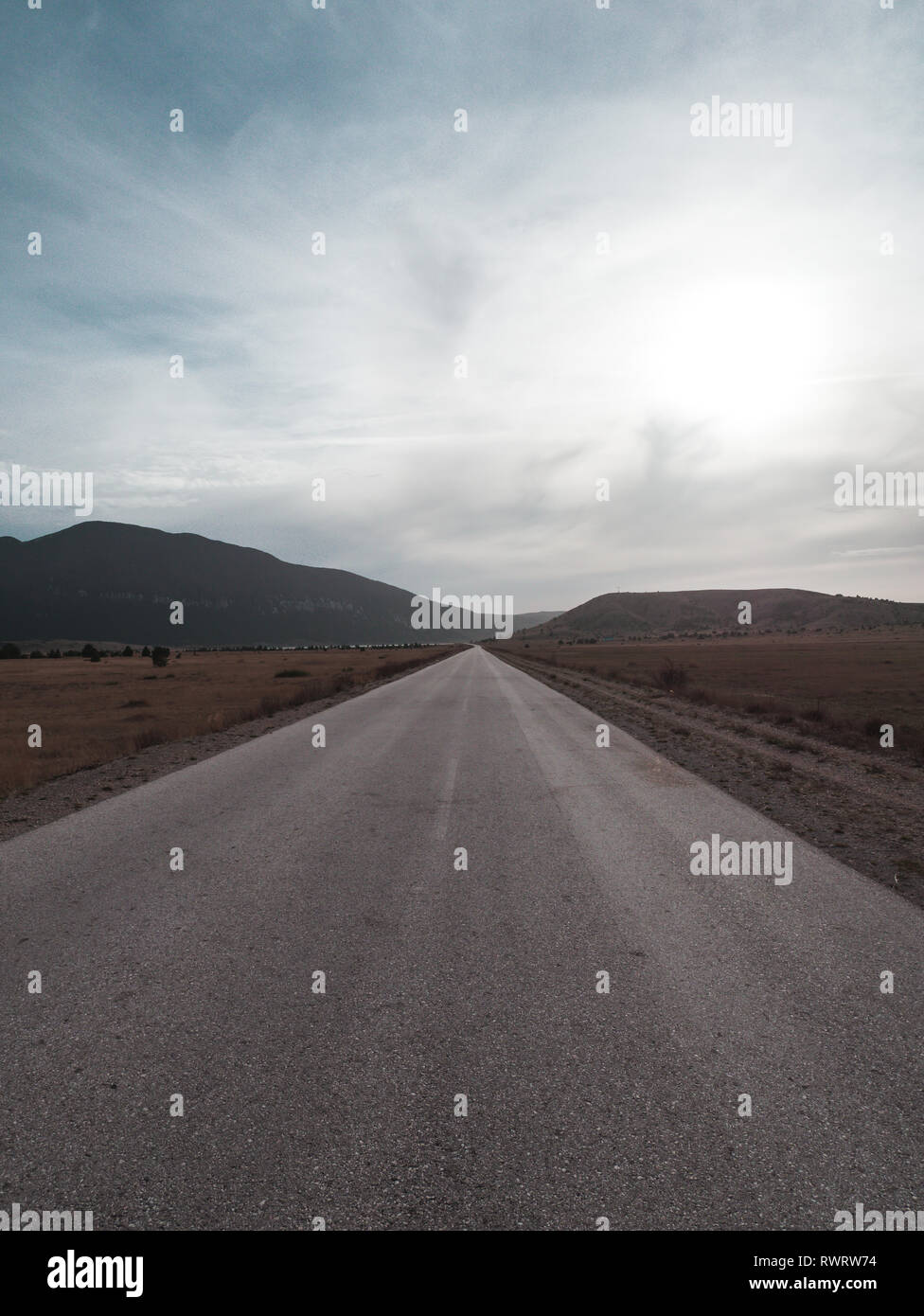 Malerische leer Mountain Road im Winter Tag Stockfoto