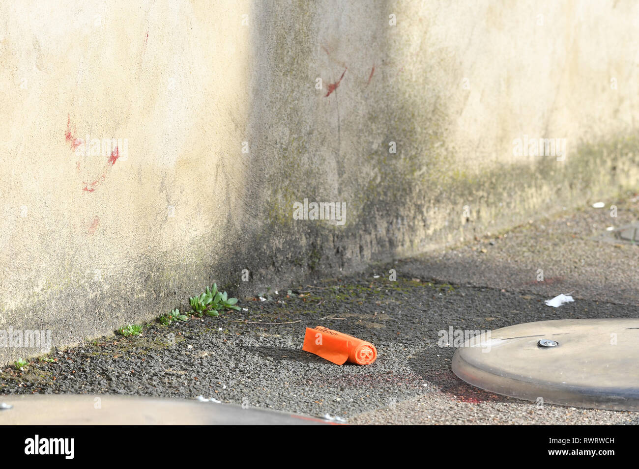Blut an der Wand und Boden in der Nähe der Szene im Norden Birkbeck Straße in Leyton, East London, wo ein Mann erstochen wurde um 5:10 pm am Mittwoch Abend. Stockfoto