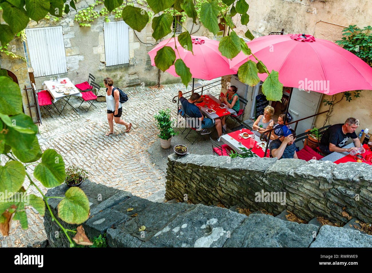 Vaucluse (84). Das Dorf Gordes gilt als das schönste Dorf Frankreichs. Die Leute im Restaurant Stockfoto