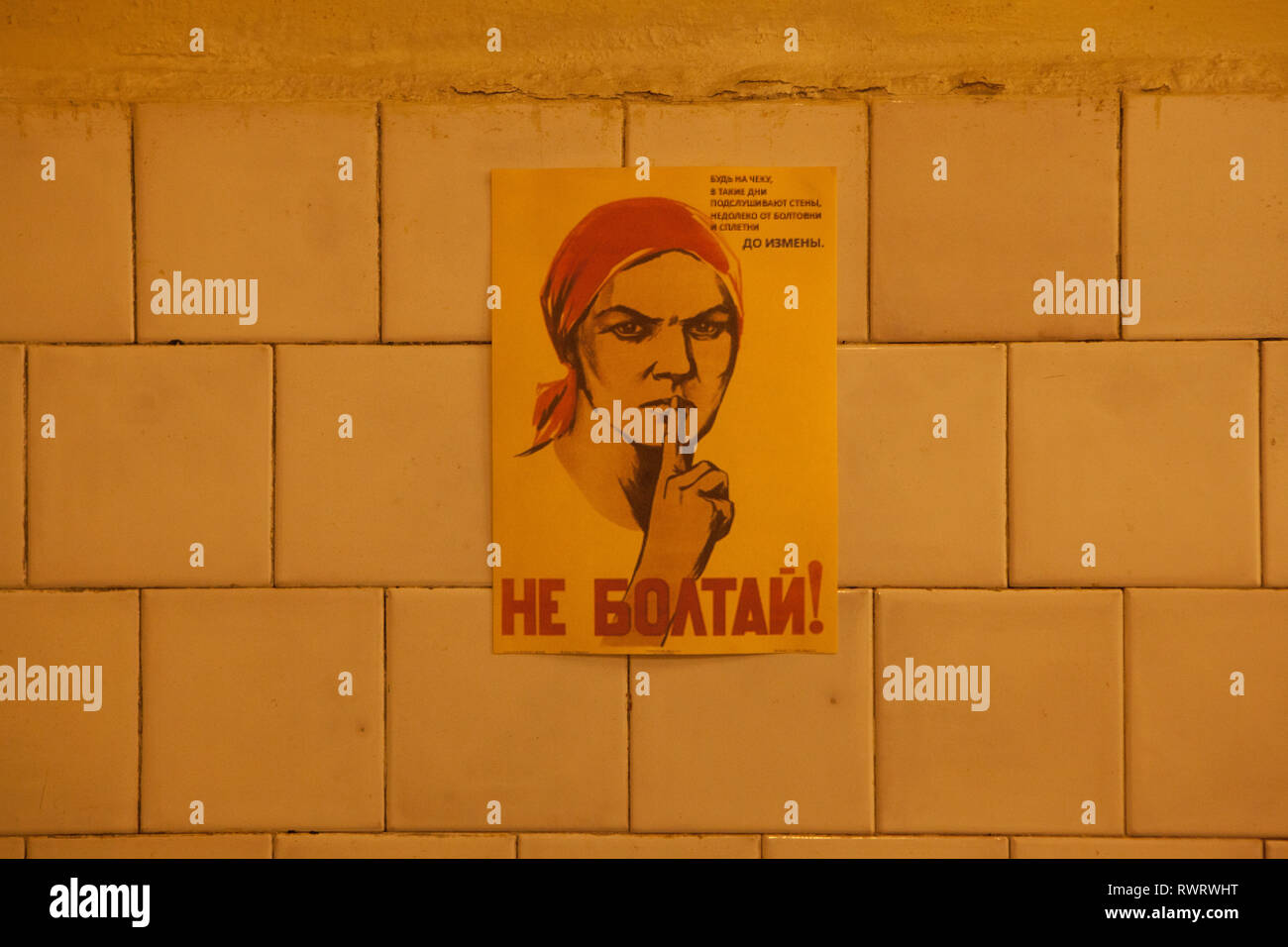 Politische Propaganda Poster von Frau mit den Finger auf die Lippen im Kalten Krieg Bunker, Līgatne, Lettland Stockfoto