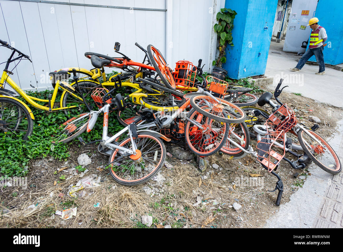 Stapel der Gemeinschafts-bikes gedumpten auf Erde in Shenzhen, China Stockfoto