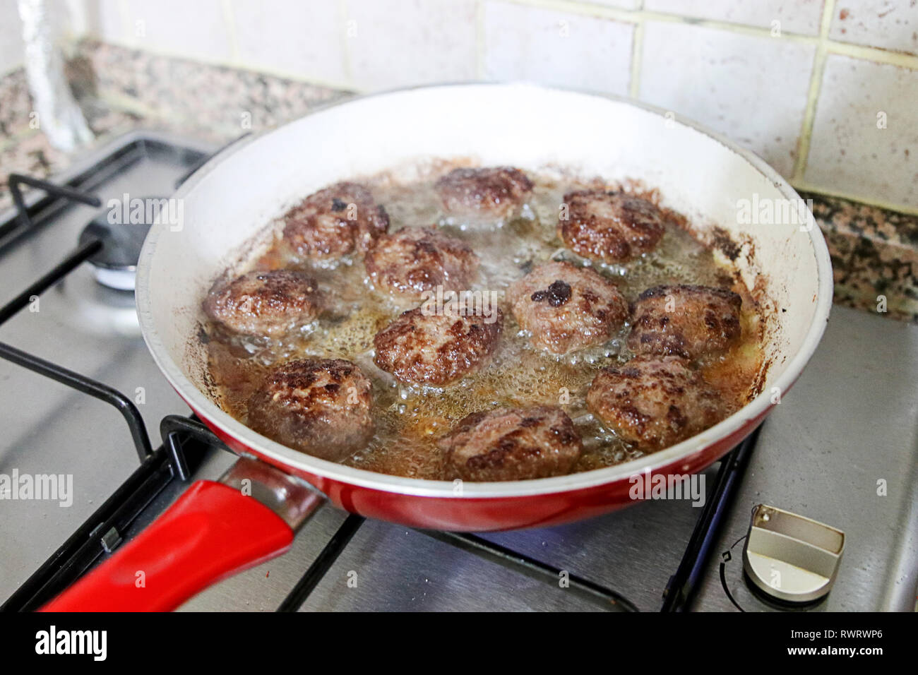 Türkische meatball Kochen und Pilze Stockfoto