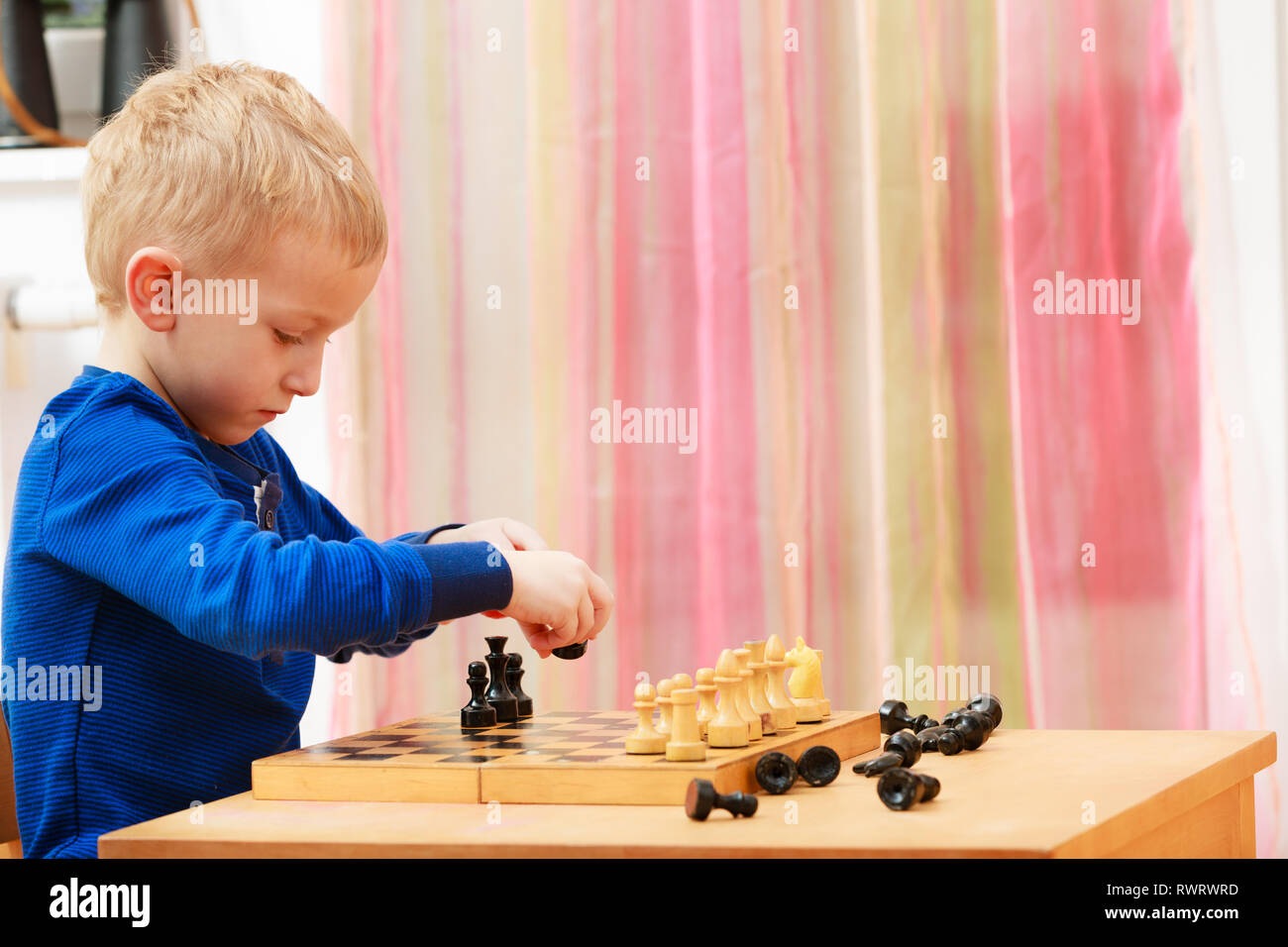 Intelligent, smart ass Kinder, Spiele gut für Gehirn Intelligenz Konzept.  Junge junge Schach spielen und Spaß haben Stockfotografie - Alamy