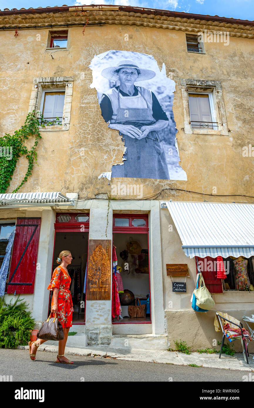 Vaucluse (84). Das Dorf Gordes gilt als das schönste Dorf Frankreichs. Altes Foto auf einer Fassade des Dorfes Stockfoto