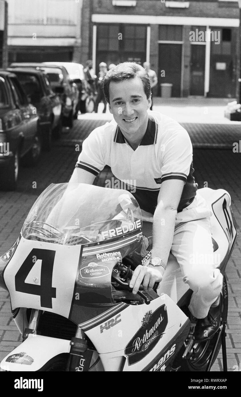 American Motorcyclist Freddie Spencer, 22, im Sattel des ersten 500 cc Rothmans Honda in London. Er zielt darauf ab, den ersten Menschen zu sein, die Welt Motorrad Meisterschaft an die 250 cc und 500 cc im gleichen Jahr zu gewinnen. Stockfoto