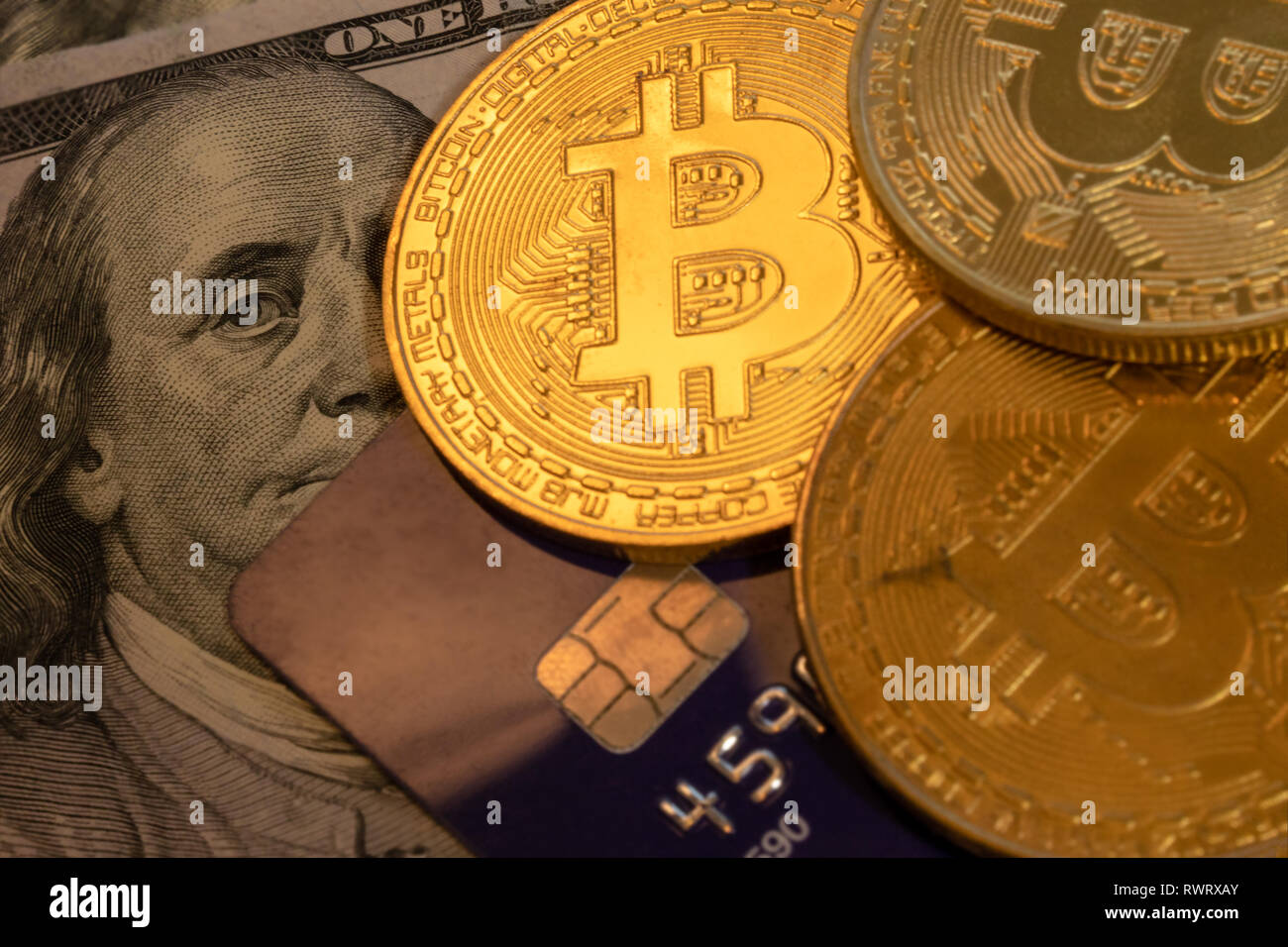 Golden bit-Münze mit blauen Kreditkarte auf hundert Dollar banknote Hintergrund, cryptocurrency Annahme für die Zahlung und Finanzierung Konzept Stockfoto
