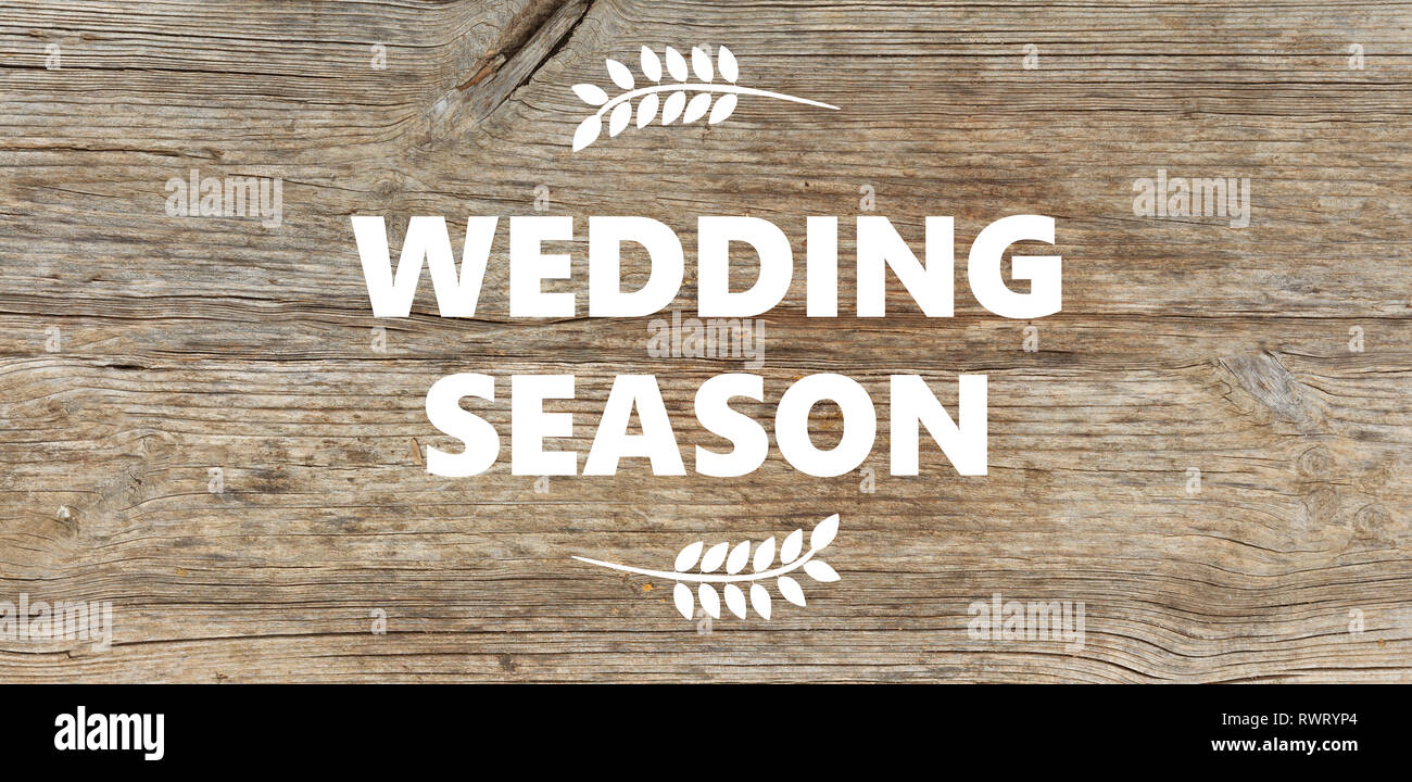 Hochzeit Saison ist hier. Hochzeit Jahreszeit Text, weiße Buchstaben auf Holz- Hintergrund Stockfoto