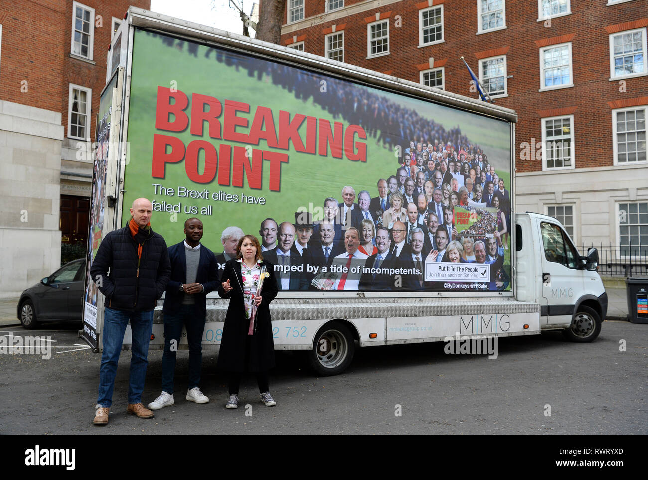 Ein anti-Brexit Billboard mit Brexit Anhänger ist in Smith Square, Westminster, vorgestellt von (nach rechts) Rest jetzt Mitkämpfer Hugh Norris, für unsere Zukunft Willen Moderator Jason Arthur und Rest jetzt Spoiler Emma Knuckey links. Stockfoto