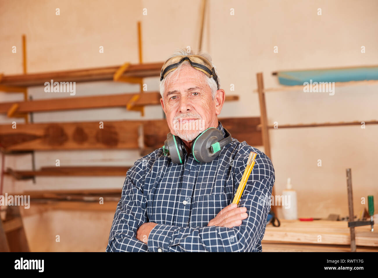 Alte Handwerker Master als Tischler mit Erfahrung und Kompetenz Stockfoto