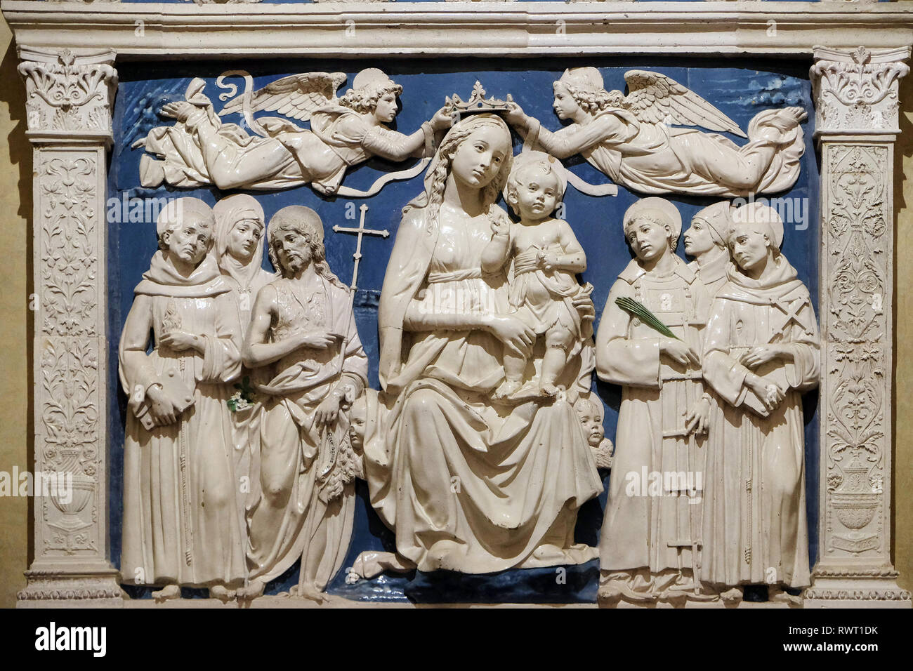 Madonna auf dem Thron, die Arbeit von Luca della Robbia, Medici Kapelle, der Basilika von Santa Croce (Basilika des Heiligen Kreuzes) in Florenz Stockfoto