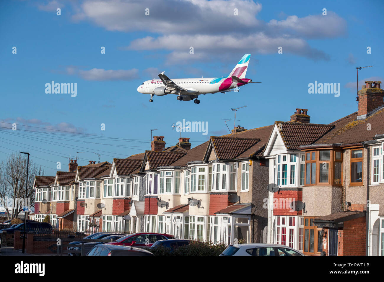 Ein eurowings flugzeug landet in heathrow Fotos und Bildmaterial in