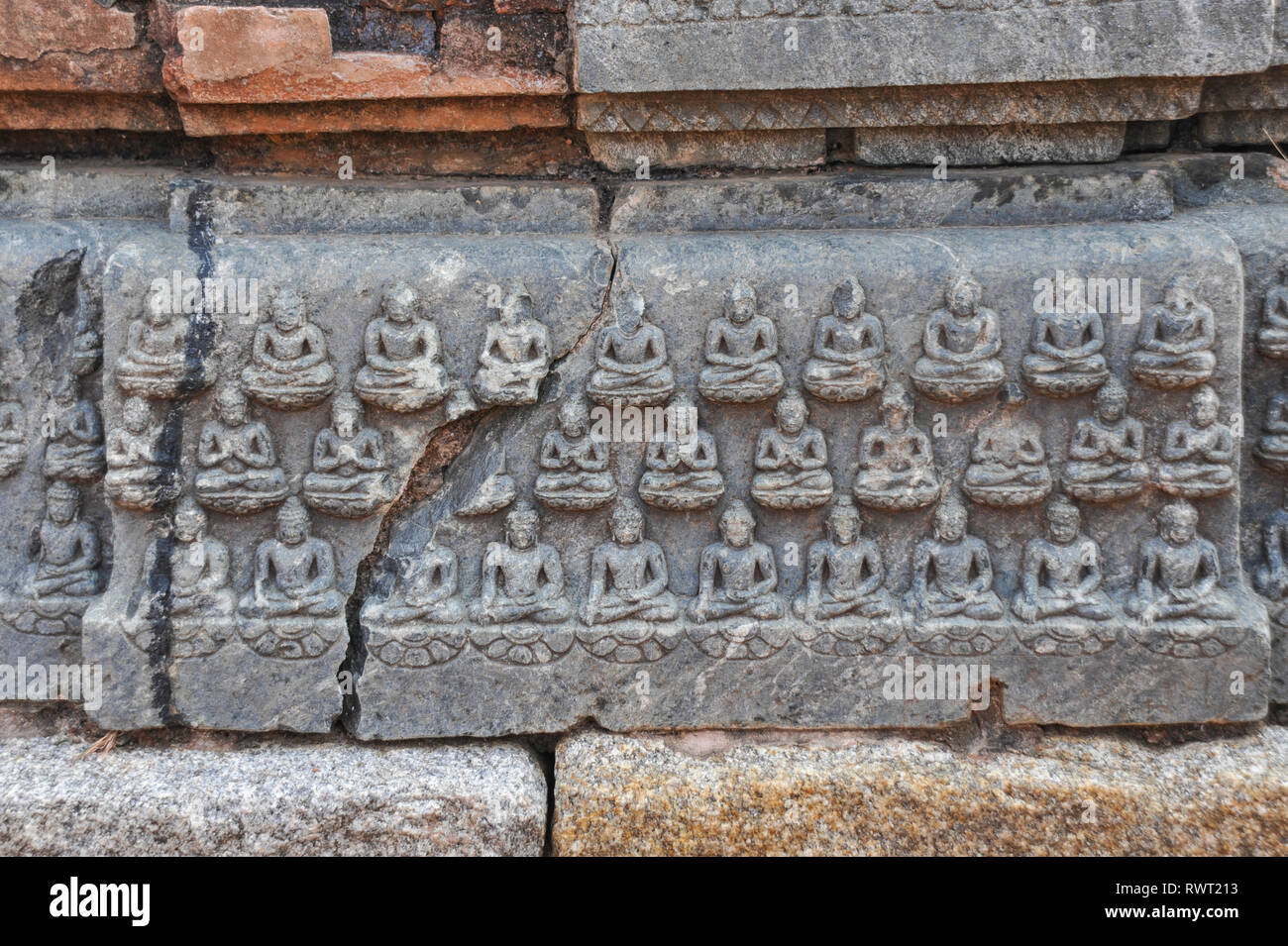 NALANDA, Bihar, INDIEN, Relief mit Buddhas mit verschiedenen spirituellen Gesten (Mudras). Stockfoto