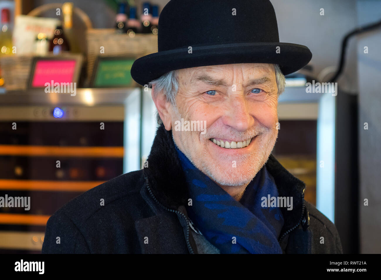 Senior mit grauem Haar 80 Birnen alt - Porträt Stockfoto