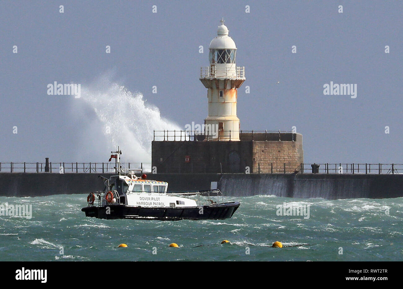 Ein Dover Harbour Patrol Boot bei der Arbeit bei windigen Bedingungen in Dover, Kent. Stockfoto