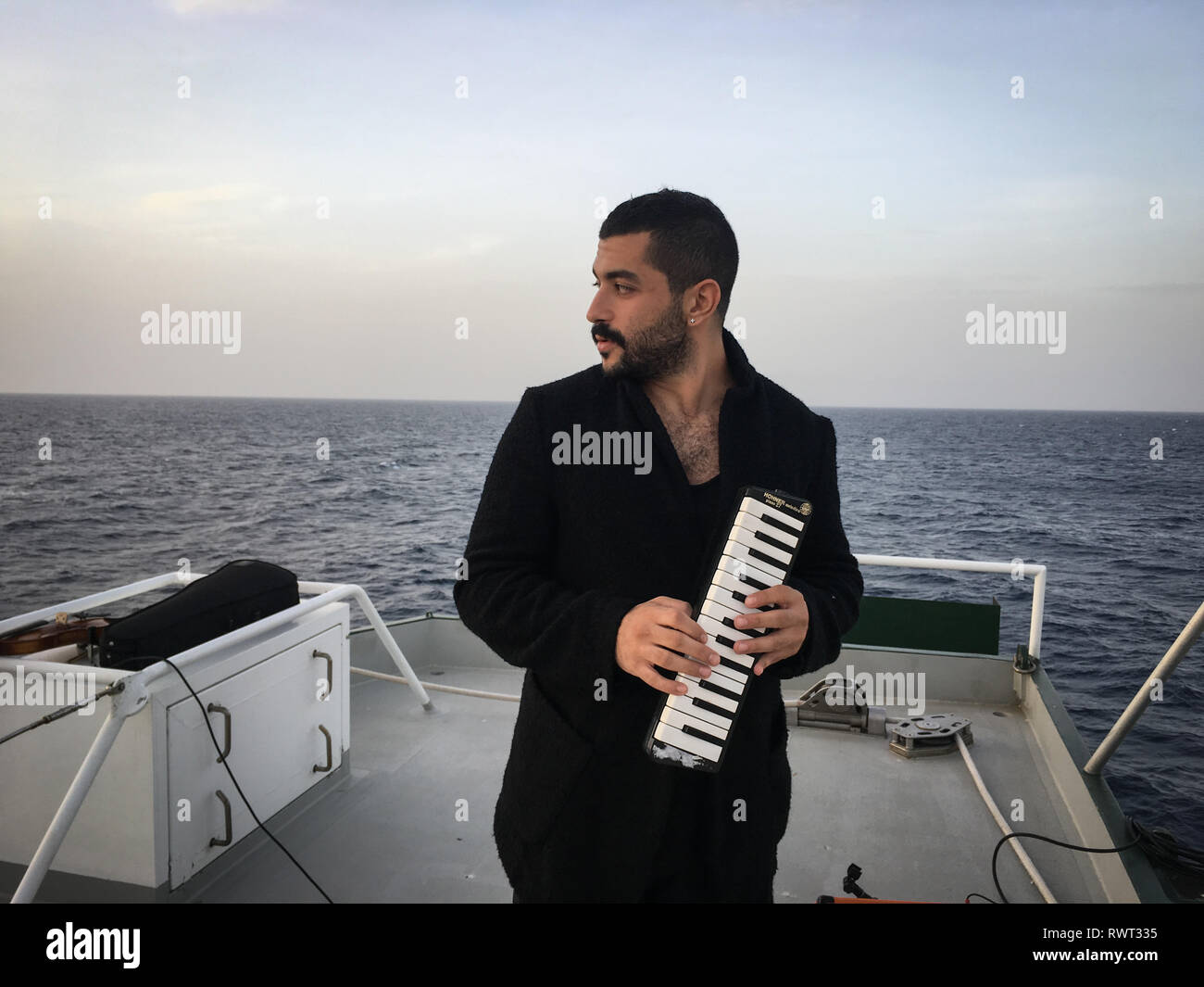 Libanesische Rock Band Mashrou Leila, auf dem meine Greenpeace Rainbow Warrior, im Mittelmeerraum, am 26. Oktober 2016. Stockfoto