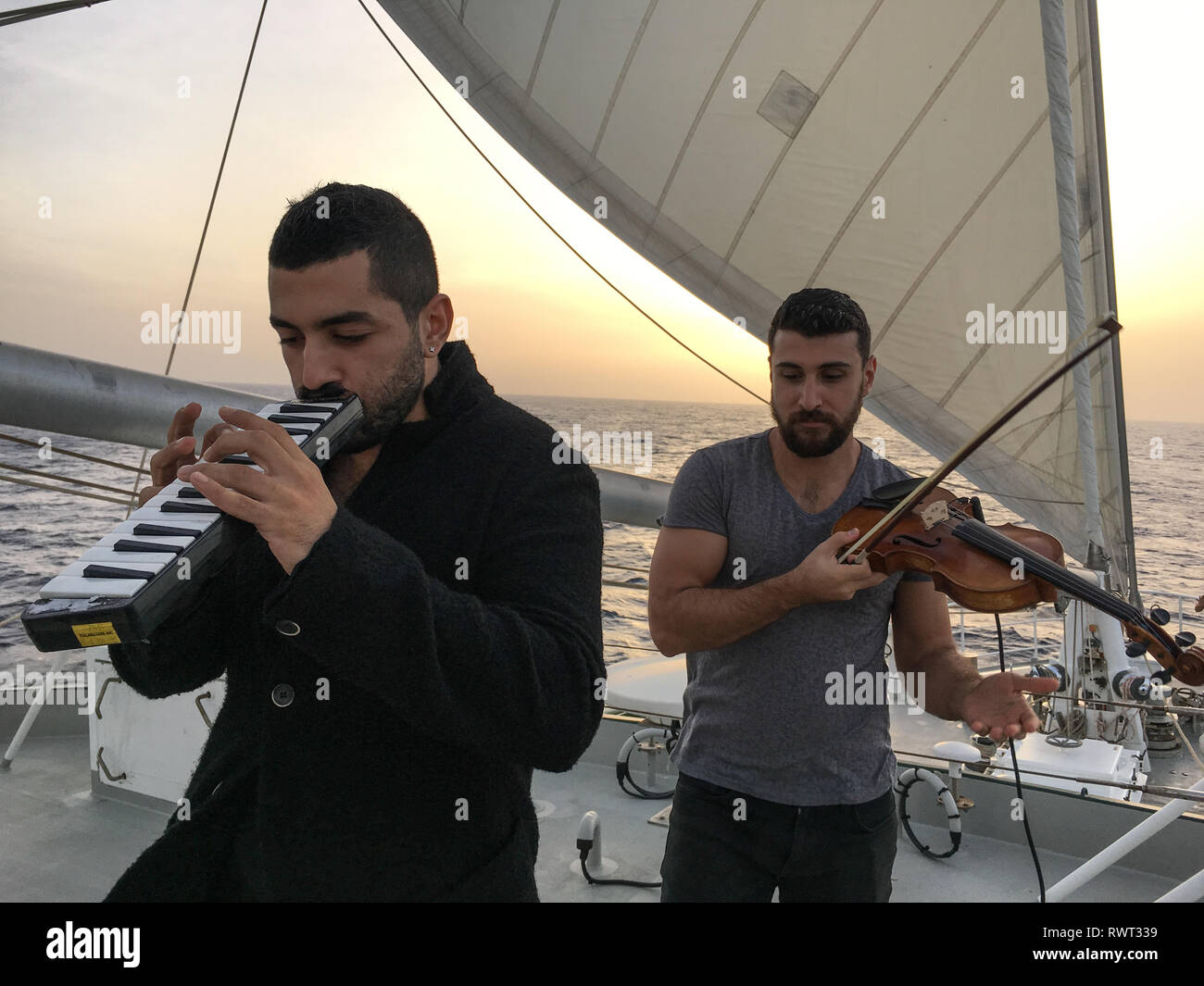 Libanesische Rock Band Mashrou Leila, auf dem meine Greenpeace Rainbow Warrior, im Mittelmeerraum, am 26. Oktober 2016. Stockfoto