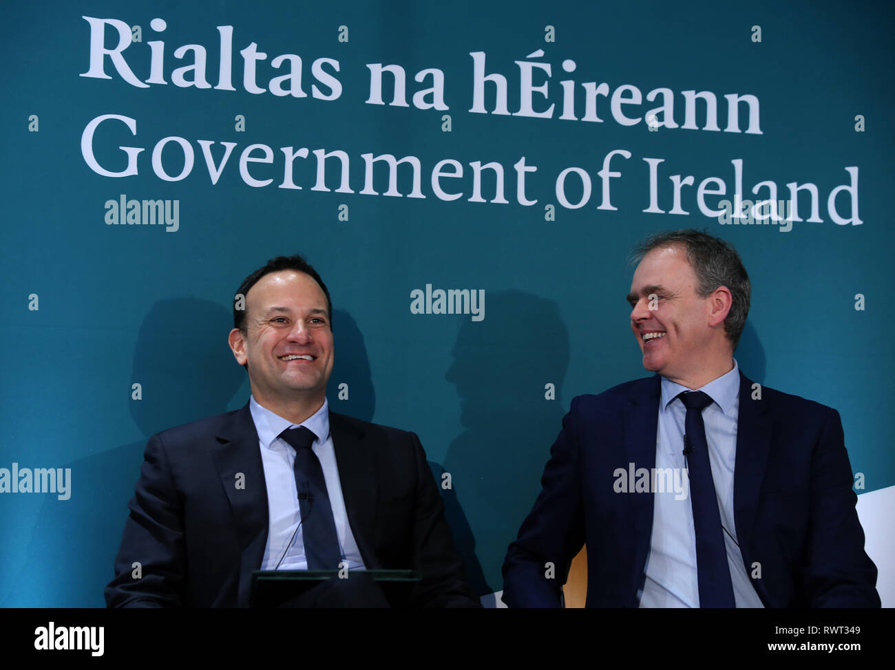 Taoiseach Leo Varadkar (links) mit der Ministerin für Bildung Joe McHugh beim Start der Regierung des Aktionsplans für Bildung 2019 an der Nationalen Hochschule für Kunst und Design, Dublin. Stockfoto