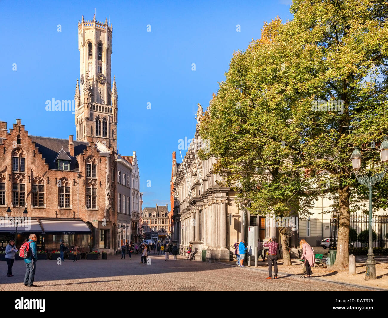 25. September 2018: Brügge, Belgien - Burgplatz, auf dem Marktplatz und dem Belfried an einem sonnigen Nachmittag. Stockfoto
