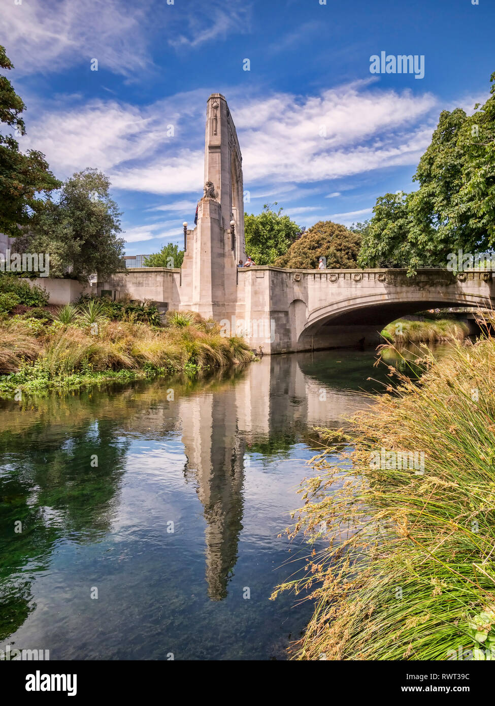 Die Brücke der Erinnerung und der Cashel Street Bridge im Zentrum von Christchurch, Neuseeland, in den Fluss Avon wider. Stockfoto