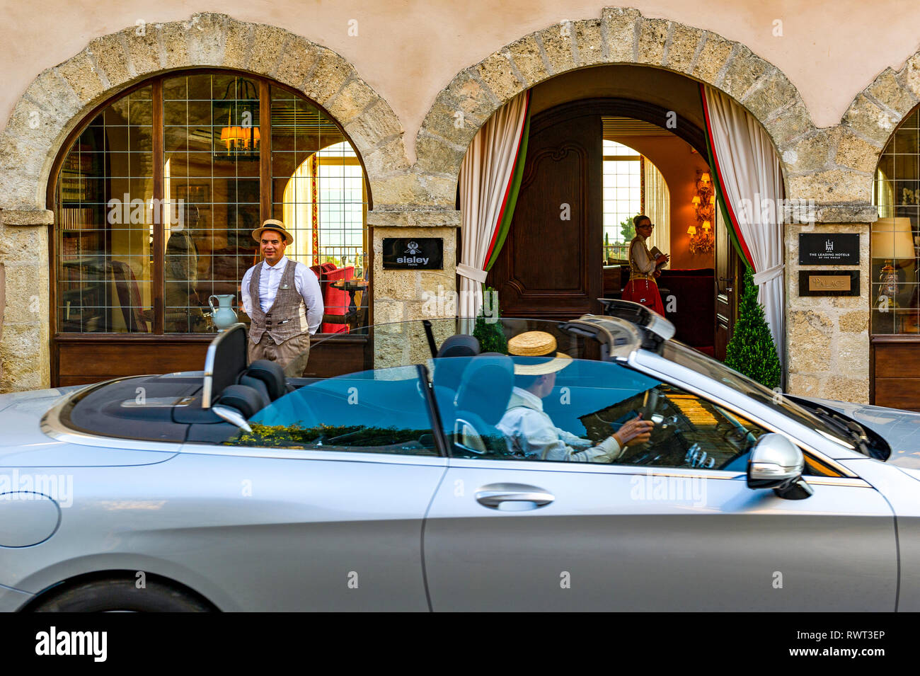 Vaucluse (84). Das Dorf Gordes gilt als das schönste Dorf Frankreichs. Parkservice im Luxushotel La Bastide de Gordes Stockfoto