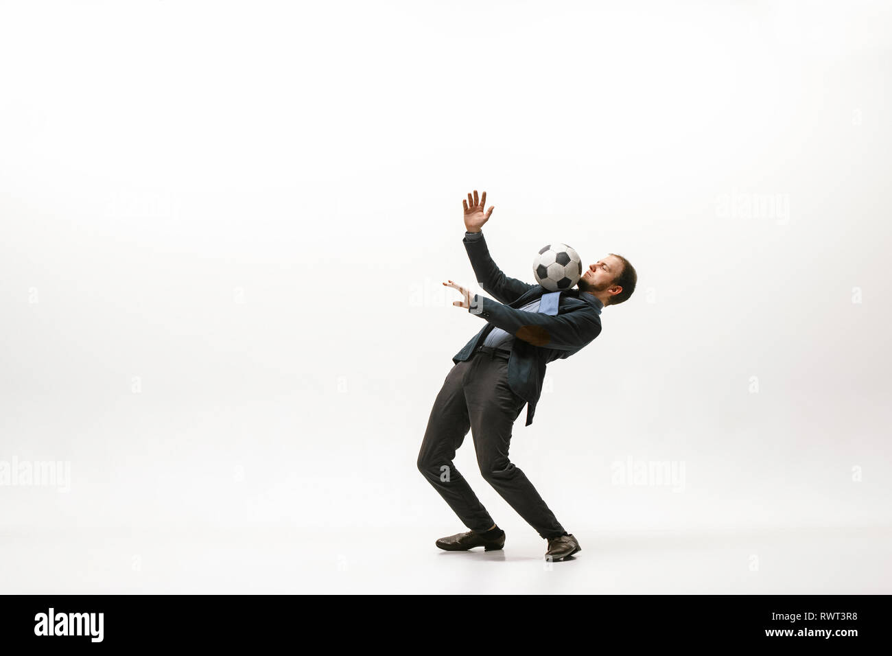 Geschäftsmann mit Fußball-Ball im Amt. Fußball Freestyle. Konzept der Balance und Beweglichkeit im Geschäft. Manager Aqua-lounge Tricks auf weißem studio Hintergrund isoliert. Stockfoto